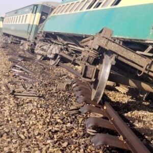 pakistanda tren raydan cikti 1 olu 33 yarali 2zyyycaE