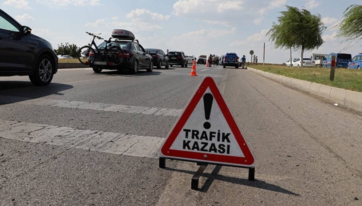 Freni boşalan TIR, park halindeki kamyonete çarptı freni bosalan tir park halindeki kamyonete carpti 8r37VQAH