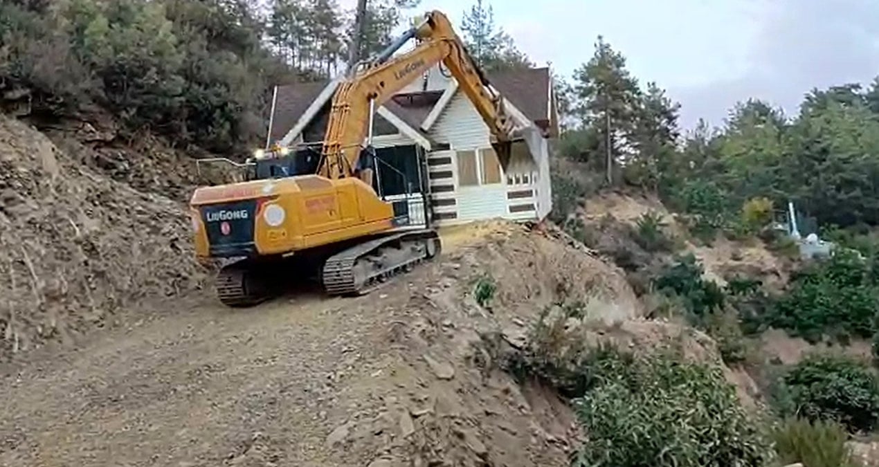 Kemal Sunal’ın ‘Gülen Adam’ filmi gerçek oldu: Yıkım kararı verilen evini taşıdı