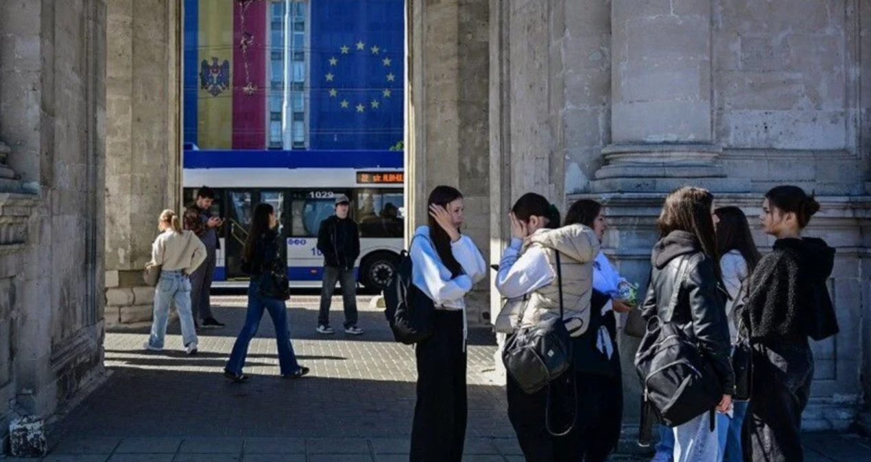 moldovada halk parlamento secimi icin sandik basinda X8FbkSSR