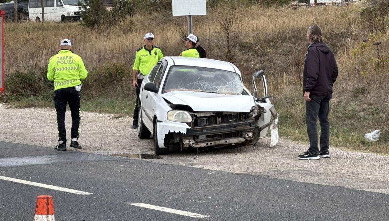 yol supurme aracina carpti otomobil surucusu yaralandi XhFzSbz1