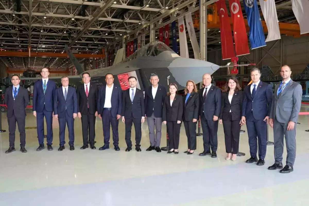 chp lideri ozgur ozel milli muharip ucak kaani ziyaret etti aa3mHNRm