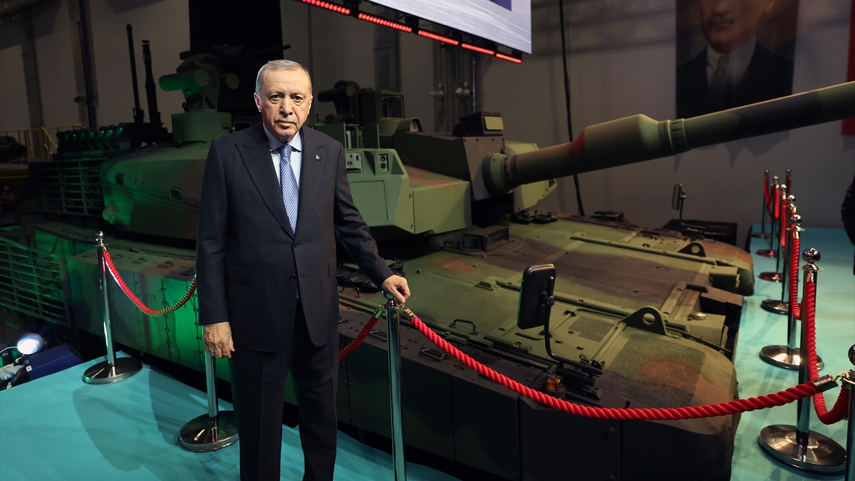 Cumhurbaşkanı Erdoğan, Altay tankıyla poz verdi cumhurbaskani erdogan altay tankiyla poz verdi pJOqFHsG.jpg