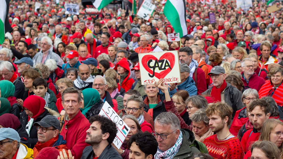 hollandada israil protestosu 250 bin kisi hukumete karsi sokaklara dokuldu Ba8G6i5c