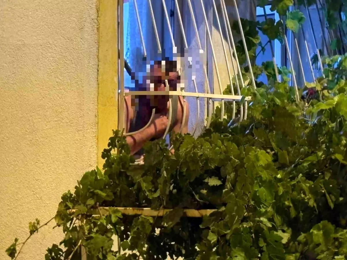 kayseride bunalimda olan sahis pencereden kendini kesmeye calisti 2XtawZCx