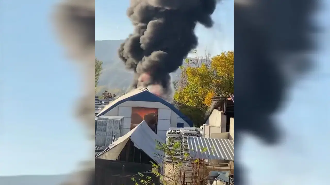 Amasya’da korkutan yangın: Plastik malzemelerinin bulunduğu depo kül oldu!