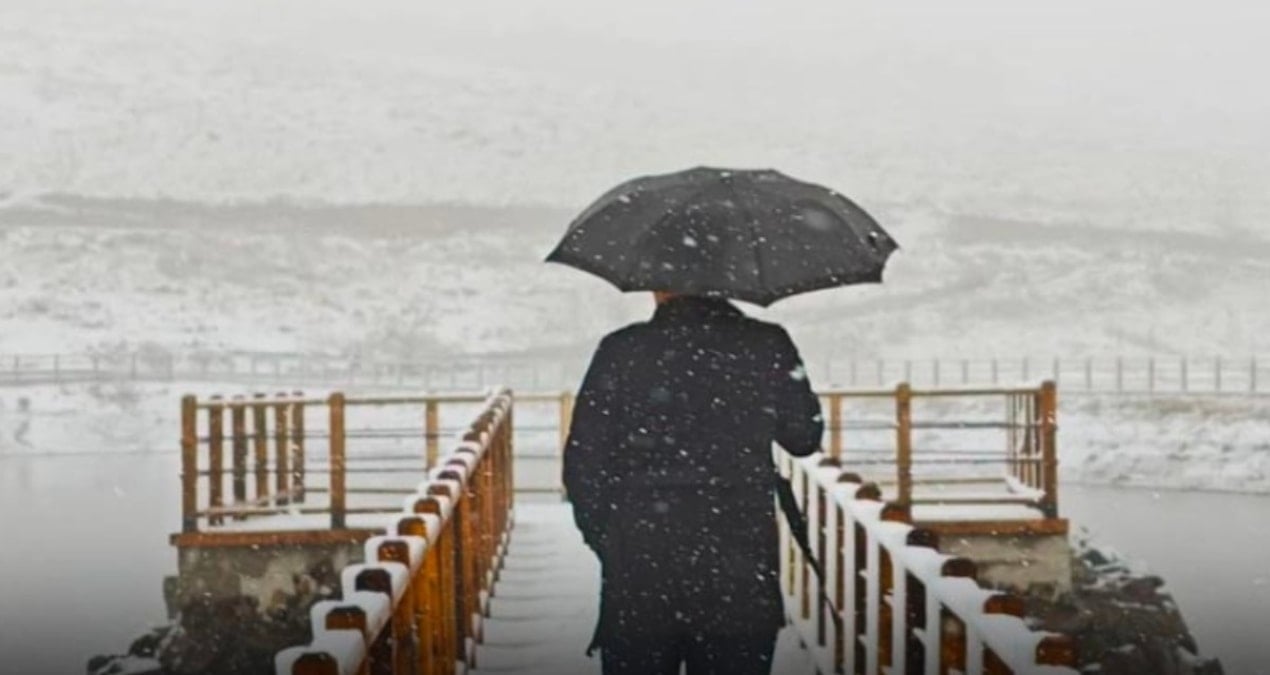 Beklenen yağış başladı! O iller beyaza büründü! Yollar kapandı, çocuklar kar topu oynadı