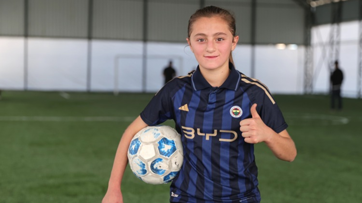 Hakkarili ‘Sarı fırtına’ Gül’ün hayali gerçek oldu: Mezrasına halı saha yapıldı hakkarili sari firtina gulun hayali gercek oldu mezrasina hali saha yapildi dIgO7Q53.jpg