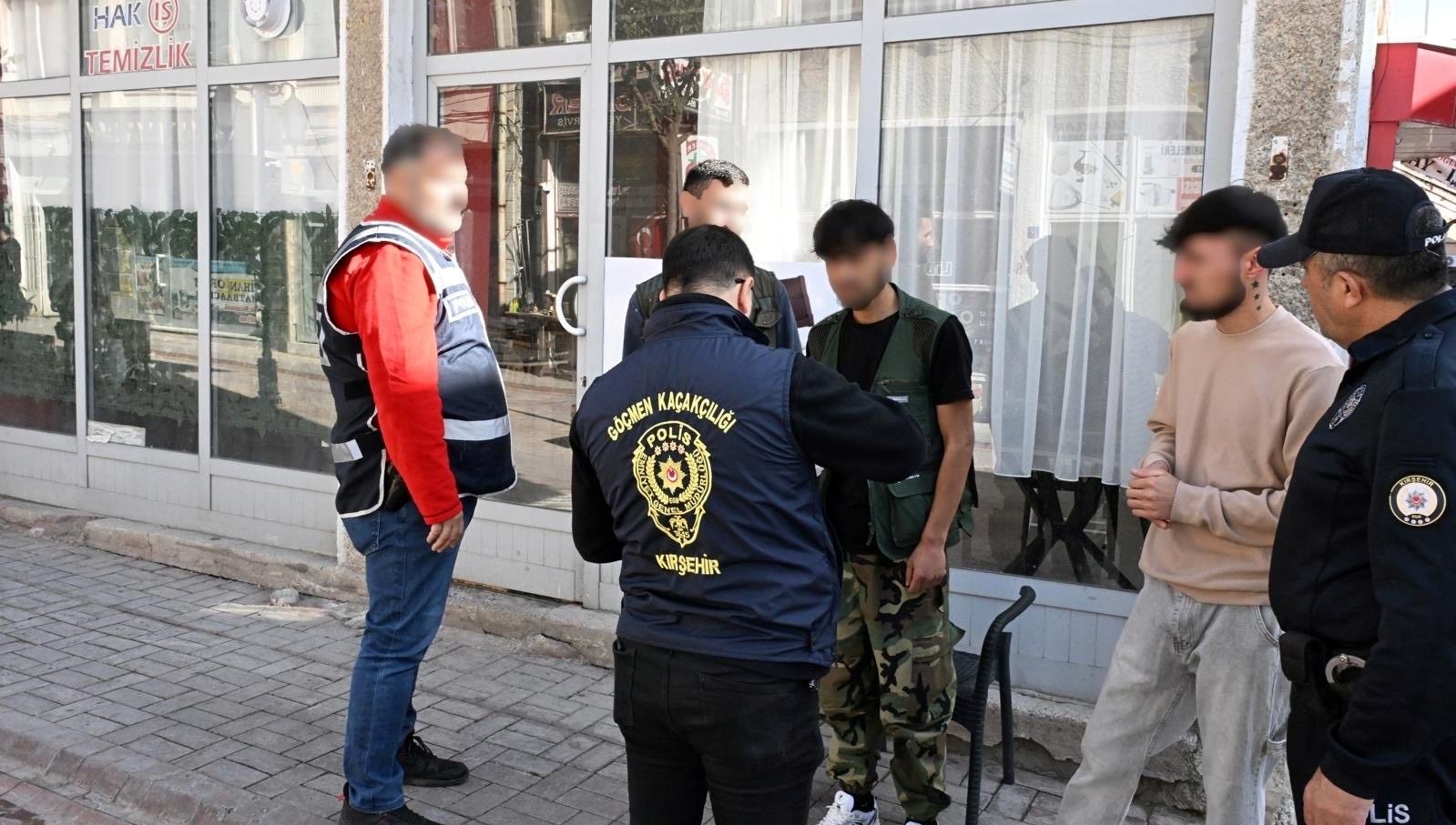 kirsehirde 5 duzensiz gocmen yakalandi 6Ru77QES.jpg