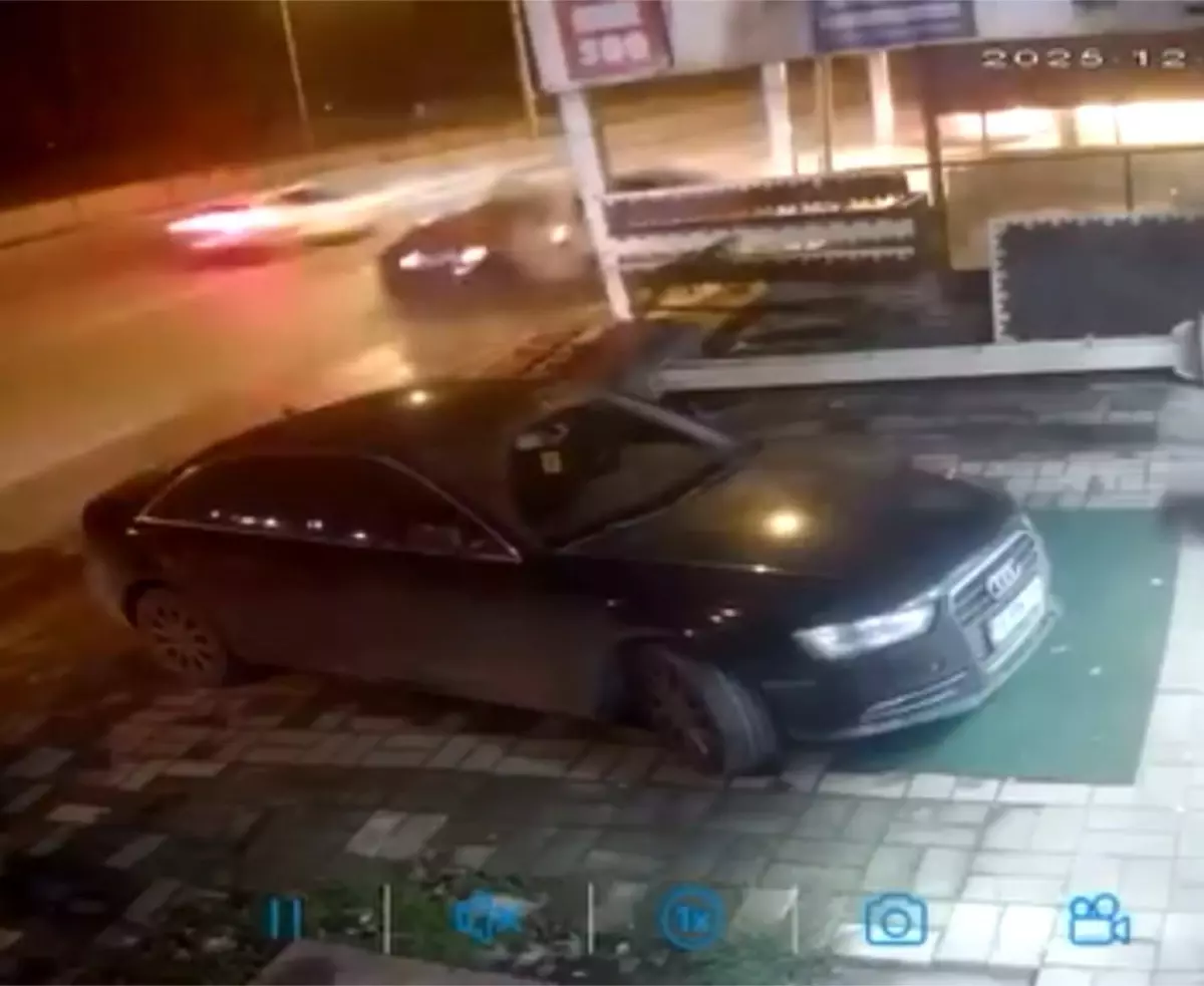 Bursa’da gece yarısı kaza anı kamerada : 1’i ağır 4 yaralı