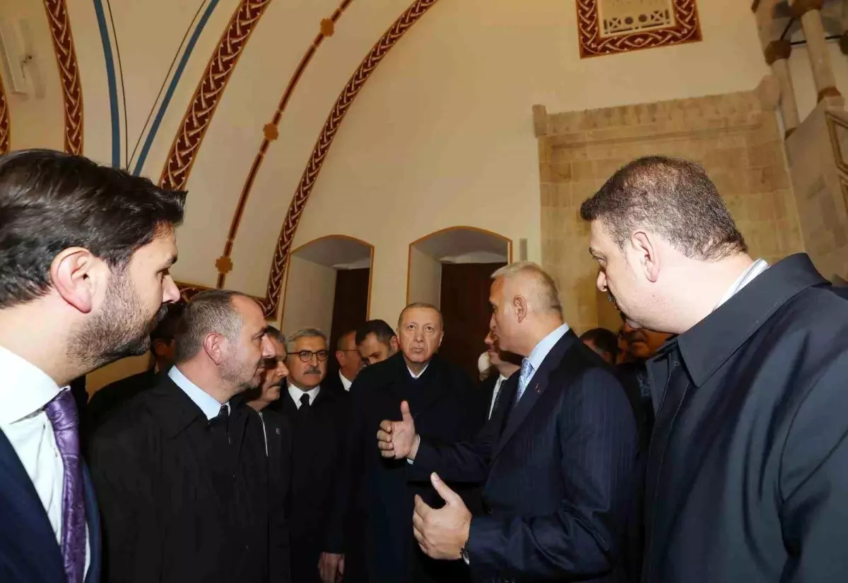 Cumhurbaşkanı Erdoğan’ın butona basmasıyla tarihin aydınlatılan ilk caddesi olan Kurtuluş Caddesi’nde yeniden ışıklar yandı