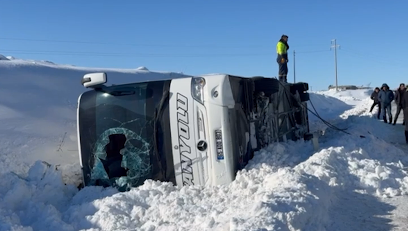 Diyarbakır’da yolcu otobüsü devrildi. Yaralılar var