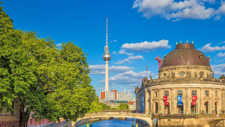berlinde-brandenburg-kapisi-yakinlarinda-unutulan-canta-polisi-alarma-gecirdi-rKlmBNH5