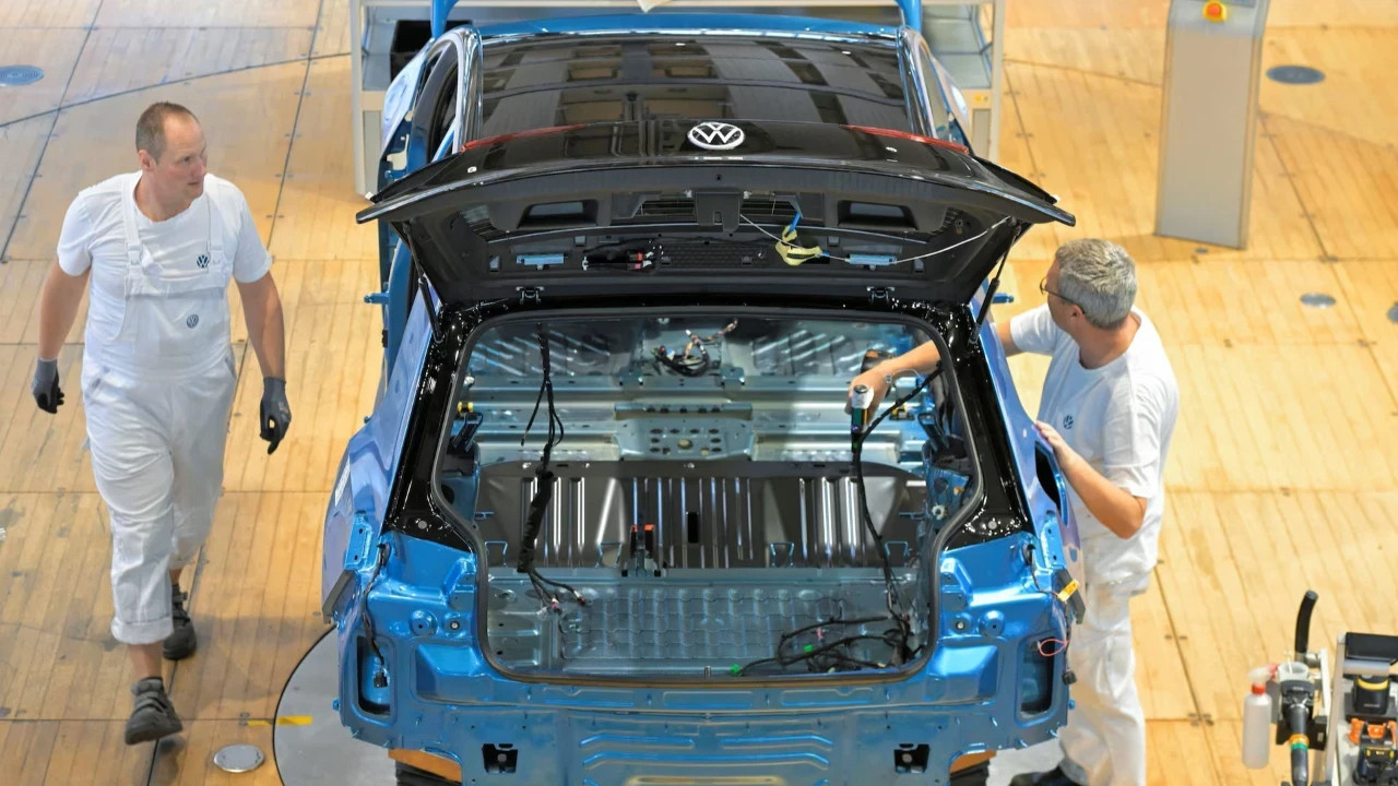 almanyada-otomotiv-sektoru-sarsiliyor-125-bin-ek-istihdam-tehlikede-D1jmUEA1