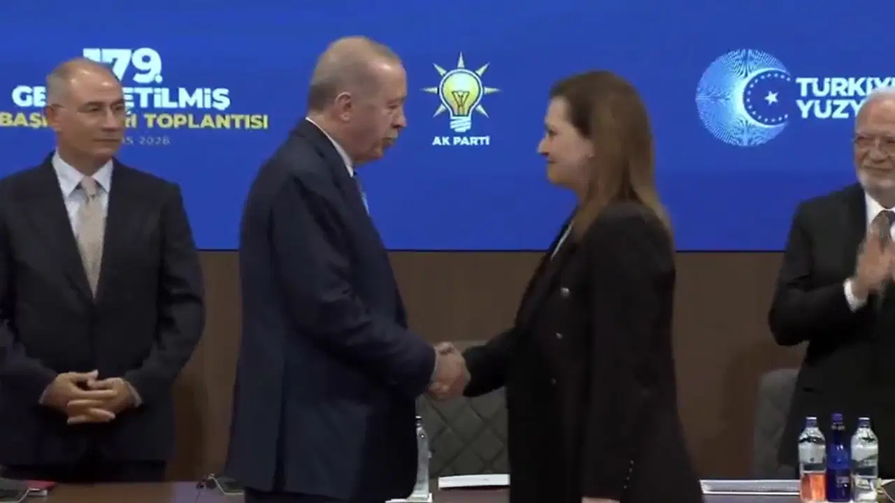 burcu-koksal-resmen-akpye-katildi-erdogan-irkci-fasist-dedigi-koksalin-transferini-bu-sozlerle-duyurdu-FihntOqU